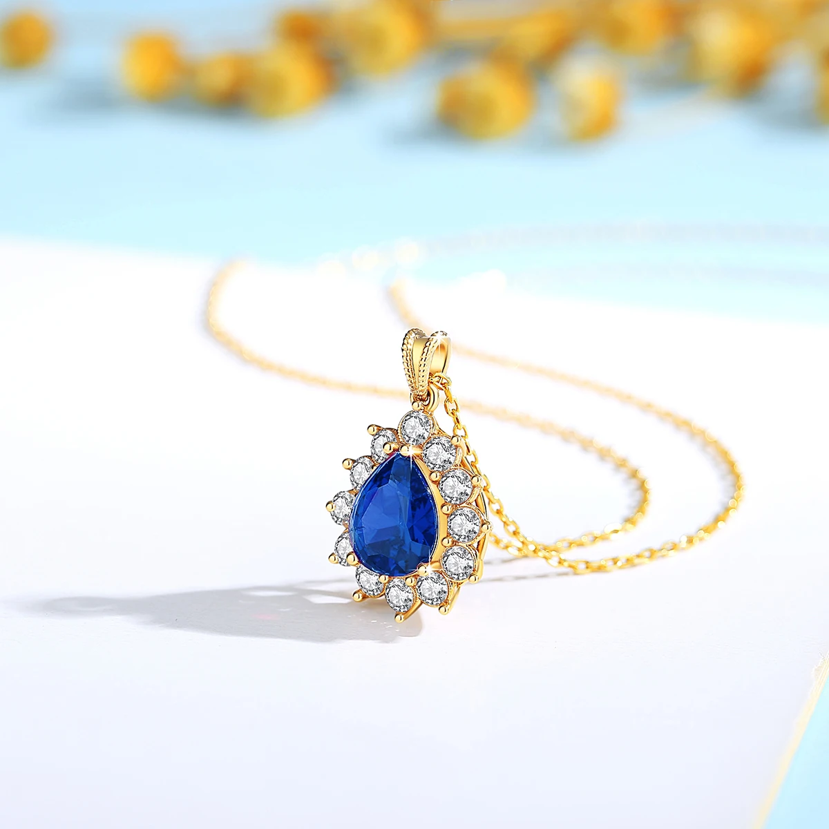 Collar con colgante de oro de 18 quilates con piedras preciosas de zafiro de lujo